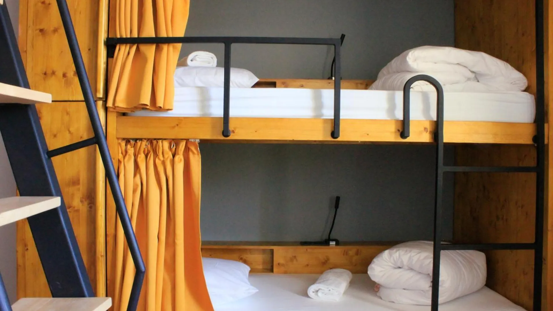 Auberge Le Leo De Foix Hostel