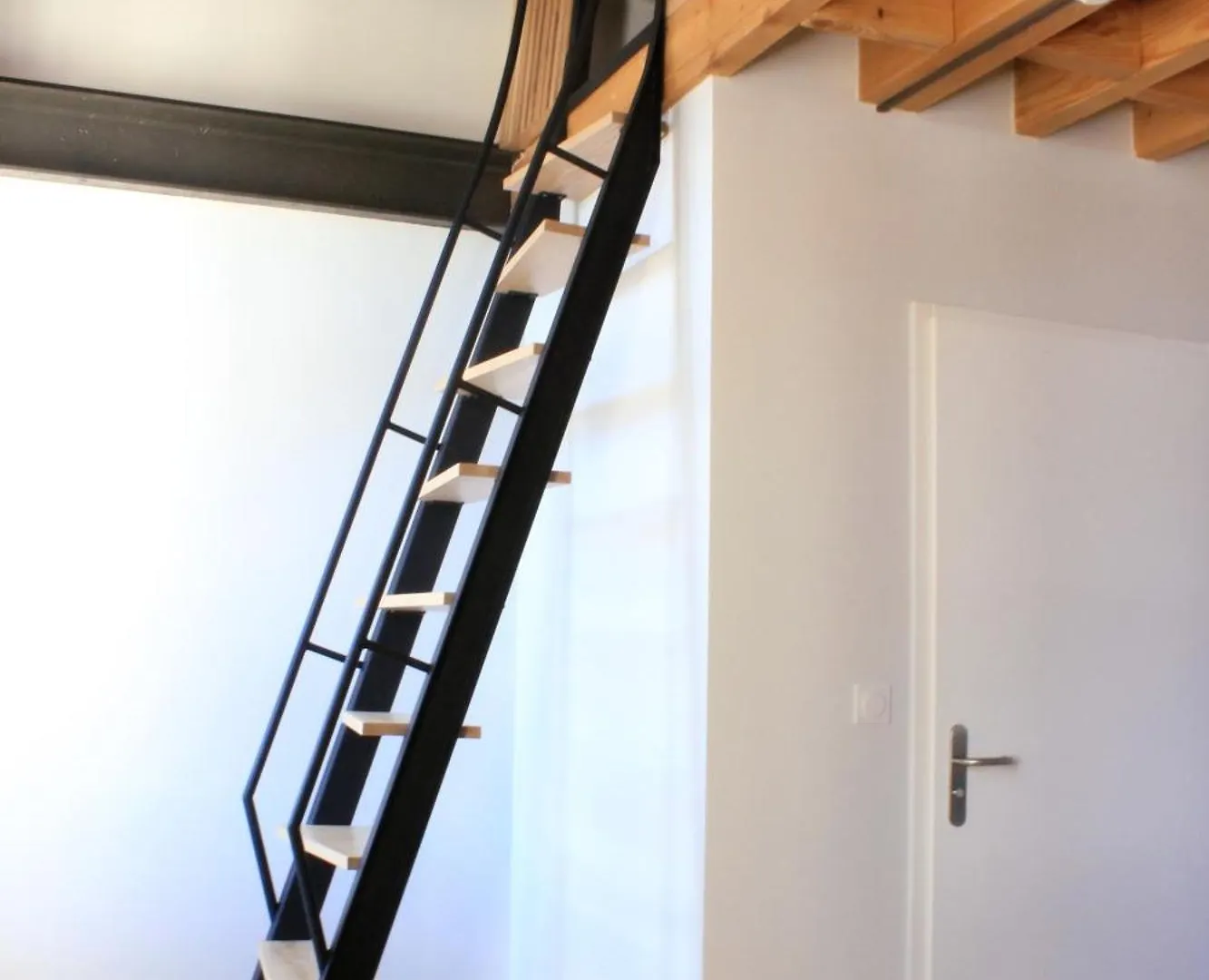 Hostel Auberge Le Leo De Foix France